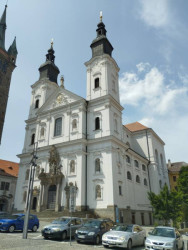 Kostel Neposkvrněného početí Panny Marie a sv. Ignáce s katakombami a budovou latinské školy v Klatovech