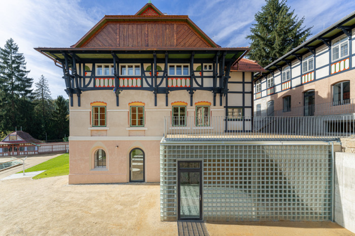 Vodoléčebný ústav a budovu bývalé lázeňské prádelny a kotelny propojil nový průchod podle návrhu TRANSAT architekti. (Sluneční lázně v Luhačovicích, TRANSAT architekti)