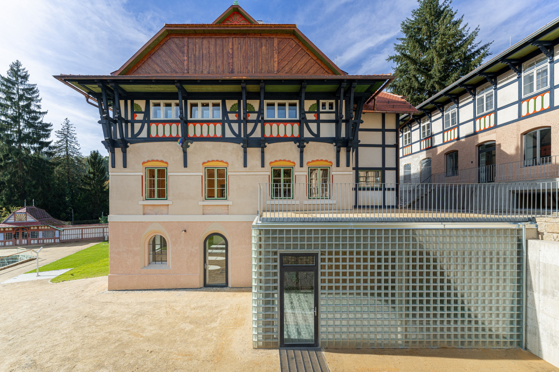 Vodoléčebný ústav a budovu bývalé lázeňské prádelny a kotelny propojil nový průchod podle návrhu TRANSAT architekti. (Sluneční lázně v Luhačovicích, TRANSAT architekti)