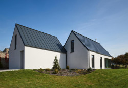 Rekreační dům, Modulora: Domy jsou umístěné podélnou osou rovnobězně se ulicí.