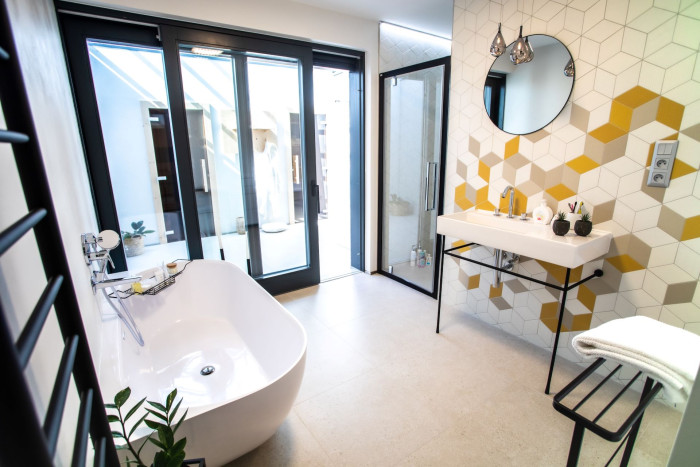 Jedinými oddělenými prostory jsou technická místnost, koupelna a toaleta. (Vila Sobeš v Sedlešovicích, arch. návrh: Noa architekti, generální dodavatel stavby: VESPER HOMES) 