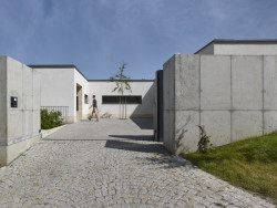 Detail pohledového betonu působí velmi moderně. (Vila zasazená do krajiny vinohradu; Atelier RAW)