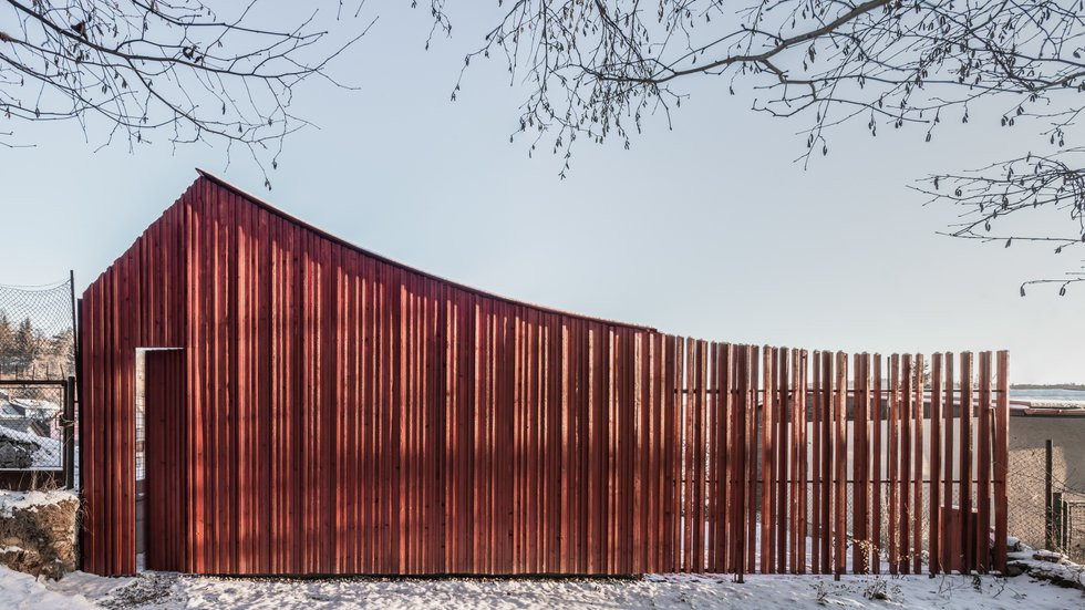 „Dům-plot“, tak označují architekti z ateliéru BYRÓ chatu, která je postavená z toho nejlevnějšího, co bylo k dispozici a z velké části ji realizovali svépomocí sami autoři návrhu. (Chata nad Sušicí, BYRÓ, 2023)
