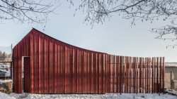 „Dům-plot“, tak označují architekti z ateliéru BYRÓ chatu, která je postavená z toho nejlevnějšího, co bylo k dispozici a z velké části ji realizovali svépomocí sami autoři návrhu. (Chata nad Sušicí, BYRÓ, 2023)
