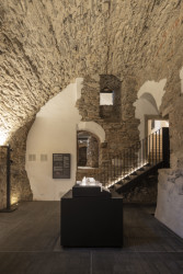 Expozice Skrytý středověk na zámku Bílovec, opus architekti: ... místy ho pak střídají bíle omítnuté novější části