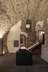 Expozice Skrytý středověk na zámku Bílovec, opus architekti: ... místy ho pak střídají bíle omítnuté novější části
