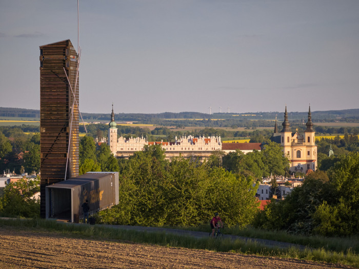 Cíle cest je projekt města Litomyšl. Jsou to drobné intervence do krajiny od architektů. (Rozhledna na Litomyšl, atelier-r)