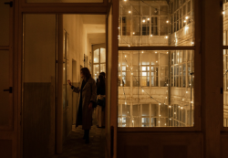 Kulturní festival 4+4 dny v pohybu více než dvacet let přináší jedinečný program zaměřený na současné umění, divadlo a performativní tvorbu.