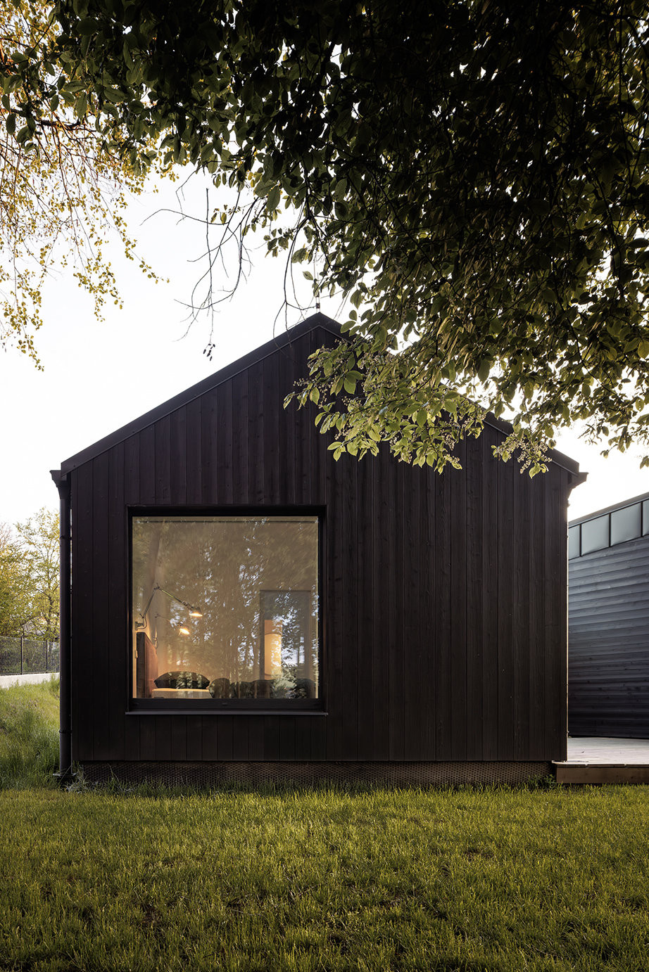 Menší spací část má sedlovou střechu. (Dům inspirovaný australskou architekturou; Anna Koukolová architekti)