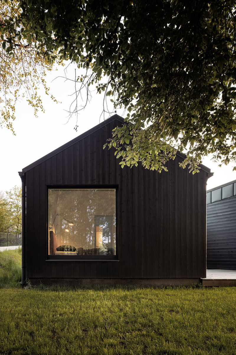 Menší spací část má sedlovou střechu. (Dům inspirovaný australskou architekturou; Anna Koukolová architekti)