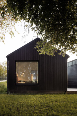 Menší spací část má sedlovou střechu. (Dům inspirovaný australskou architekturou; Anna Koukolová architekti)