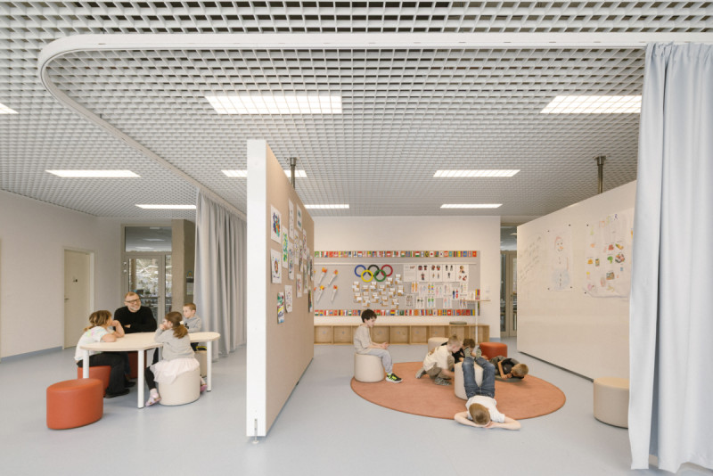 Stěny, které se otáčejí na pivotech. (Nová škola LOŠBATES; SOA architekti)
