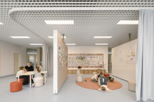 Stěny, které se otáčejí na pivotech. (Nová škola LOŠBATES; SOA architekti)