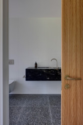 Robinson’s run v australském Budgongu od studia Bennett Murada Architects je vybavený klikami SOGUT v povrchové úpravě mosaz natural od českého výrobce M&T.