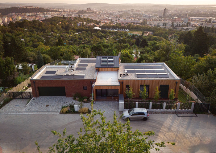 Z ulice působí vila nenápadně. Nabízí i praktické parkovací plochy. (Elegantní rezidence v Brně podle arch. návrhu Noa architekti, generální dodavatel stavby: VESPER HOMES)