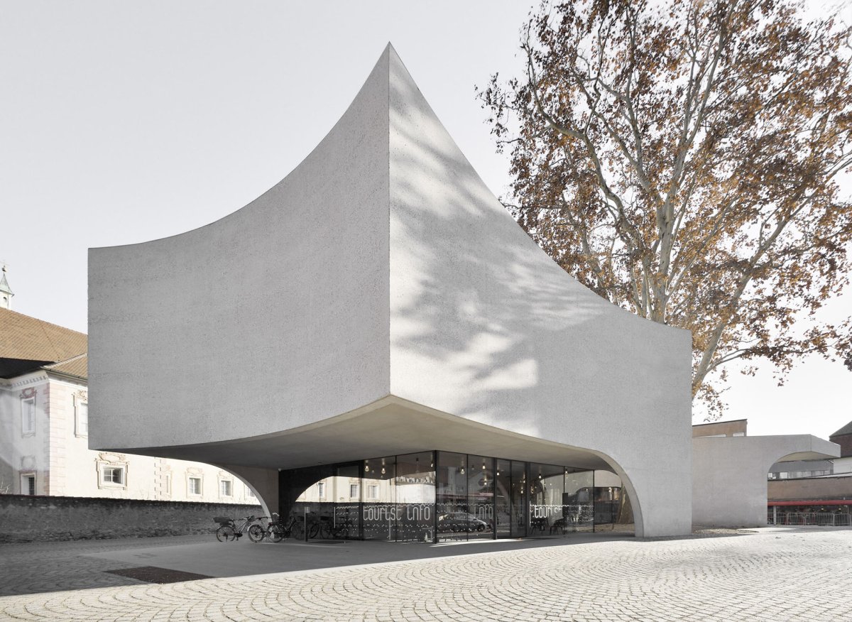 V Brixenu stojí také turistická kancelář Treehugger, kterou v roce 2019 dokončilo studio MoDus Architects. Přestože je z betonu, na pozemku poblíž biskupského paláce působí lehce a vzdušně.