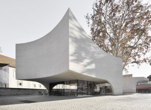V Brixenu stojí také turistická kancelář Treehugger, kterou v roce 2019 dokončilo studio MoDus Architects. Přestože je z betonu, na pozemku poblíž biskupského paláce působí lehce a vzdušně.