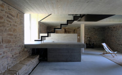 Rekonstrukce venkovského objektu doplněná betonovou přístavbou, Jordi Hidalgo Tané