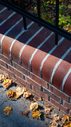 Cihelné zídky postavené z tradičních cihel z Cihelny Kadaň vytváří reprezentativní vstupní prostor, ladící s architekturou domu.