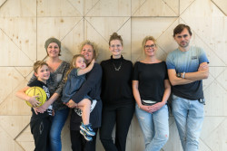 Ateliér xystudio navrhl nízkouhlíková a nízkoenergetická mateřskou školu v Polsku. Vyjímá se netradiční žlutou konstrukcí