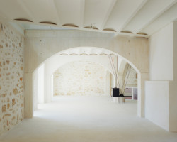 Španělské studio Ateinza Maure Arquitectos zrekonstruovalo starou stavbu ve Španělsku. Kamenný objekt nově slouží jako prázdninový dům