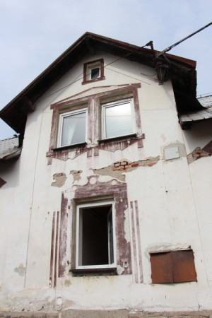 Mnoho sudetských stavení zůstává opuštěných a zničených. (Zářivý sudetský dům; No Architects)