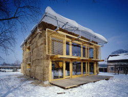 Dům v kožichu, průkopnické dílo přírodní architektury od architekta Petra Suskeho