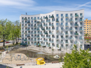 Zpětným odkupem pozemků od developera a přepracováním původního komerčního záměru na veřejný program ateliérem Pantograph se samospráva konečně vrátila k roli aktivního stavebníka. Projekt dokazuje, že architektura zaměřená na běžné obyvatele dokáže propojit ekonomickou efektivitu s obsahovou kvalitou.