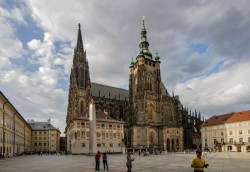 Jediný druh architektury, o kterém se učíme na základní nebo střední škole, je ta z hodin dějepisu. Je třeba si ale uvědomit, že architektura není jen katedrála sv. Víta, ale i všechny domy od rodinných, přes paneláková sídliště po nemocnice. / Katedrála sv. Víta – foto