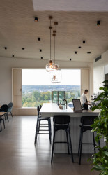 Součástí areálu jsou i venkovní pěstební plochy a skleník, kde se pěstuje čerstvá zelenina pro kuchyň a freshbary s kapacitou až 200 osob.