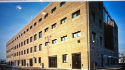 Provozní budova Českých drah, obálku navrhla Alena Šrámková ve spolupráci s Hanou Kačírkovou.