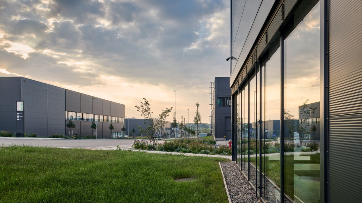 Logport Prague West od Expert Architects
