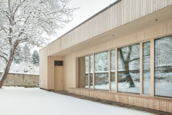 Jídelna podle návrhu Nikoly Tomkové rozšiřuje budovu základní školy ve Vyžlovce