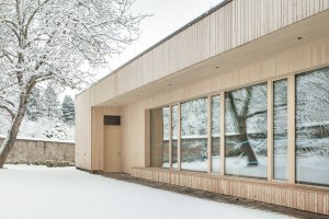 Jídelna podle návrhu Nikoly Tomkové rozšiřuje budovu základní školy ve Vyžlovce