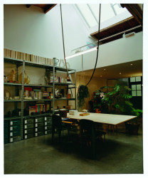 Hravost i ležérnost osvětlení Wireline naplno vyzní převážně v interiérech s vysokými stropy. (Od designerského dua Formafantasma pro Flos)