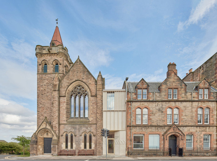 Greyfriars Charteris Center v Edinburghu od studia Konishi Gaffney Architects