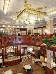 Podle slov architektky Pavly Doležalové má být W Prague místem, kde se budete cítit „lépe než doma“. A i když vás tu ušlechtilé materiály obklopují na každém kroku, nejpůsobivější zůstávají prostory původní – vzniklé v době, kdy cestování ještě nebylo masovou a komerční záležitostí.