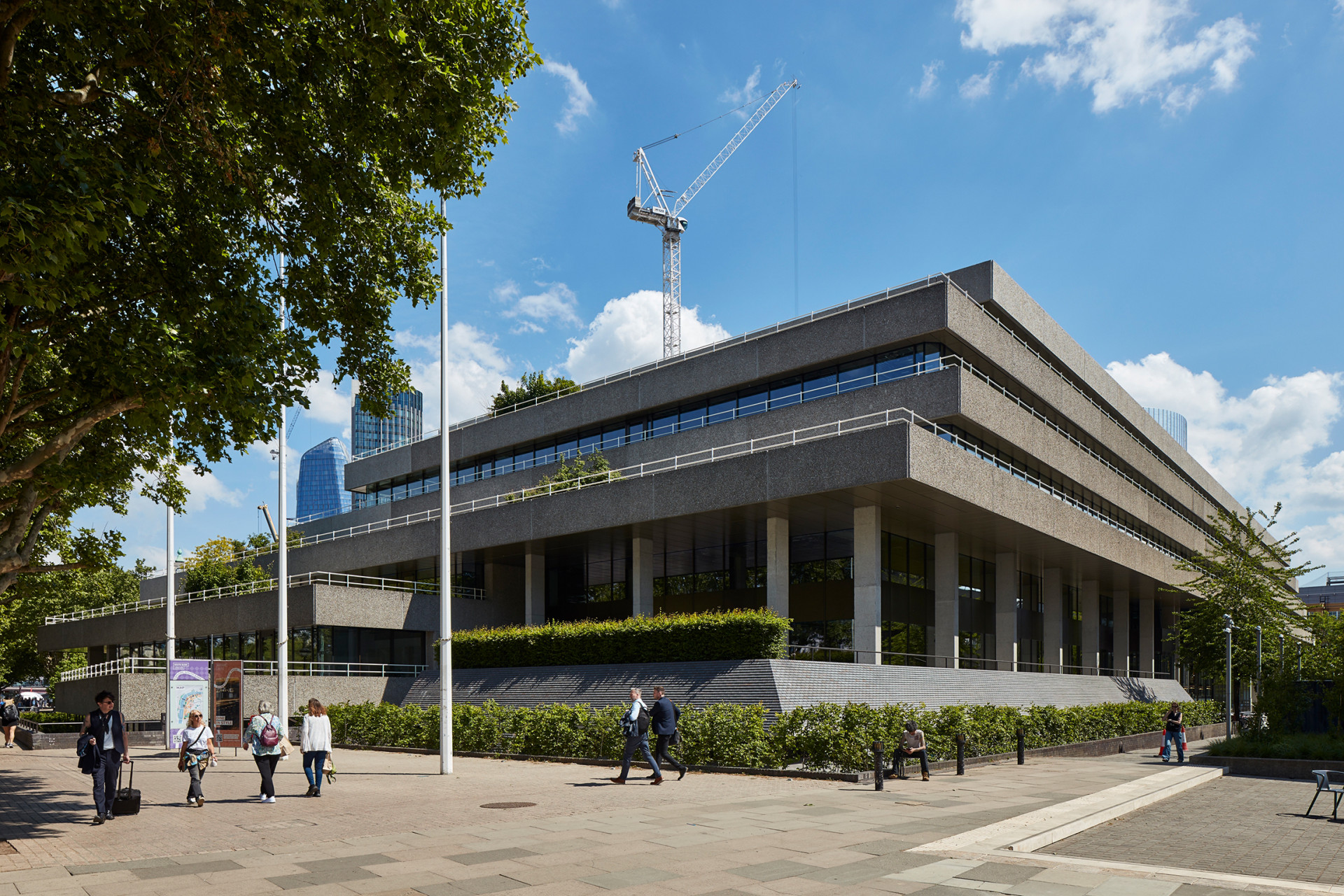Přísná brutalistická struktura byla proměněna v udržitelnou, moderní kancelářskou budovu s citlivým designem a zdařilým konceptem krajinářské úpravy.   