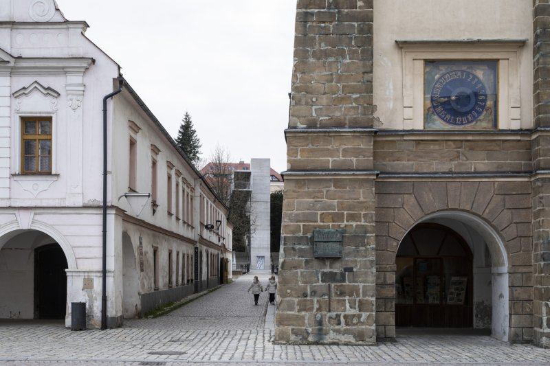 Lávka v Litomyšli od EHL & KOUMAR ARCHITEKTI: Konstrukce lávky je nápadná, ční do výšky a v ulici vedoucí na náměstí se chová jako obelisk – vznikla zde barokně symetrická kompozice.