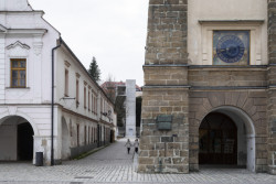 Lávka v Litomyšli od EHL & KOUMAR ARCHITEKTI: Konstrukce lávky je nápadná, ční do výšky a v ulici vedoucí na náměstí se chová jako obelisk – vznikla zde barokně symetrická kompozice.