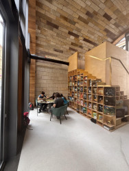 Oblouk číslo 36 pod Negrelliho viaduktem; CCEA MOBA, architektka Yvette Vašourková a architekt Igor Kovačevič