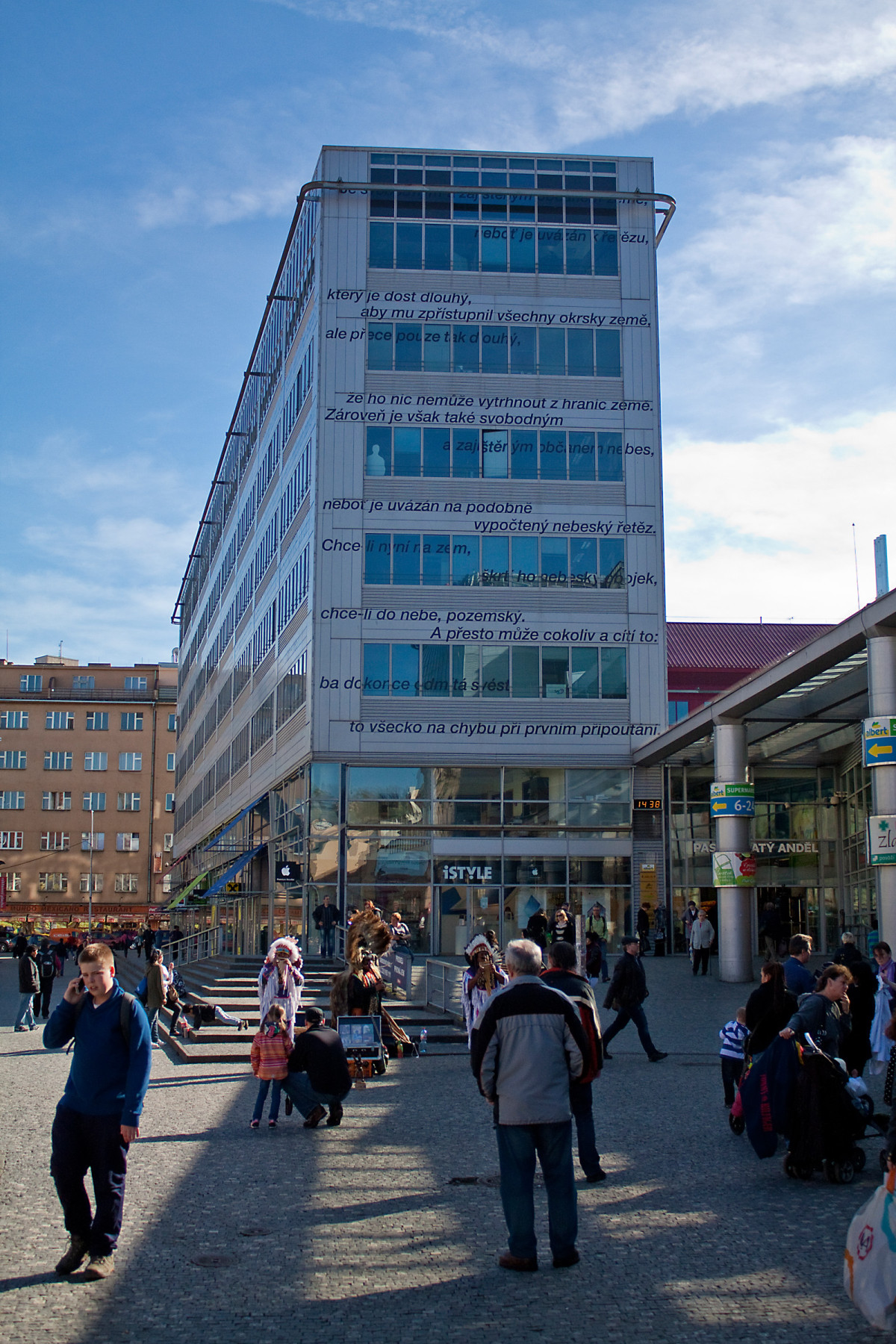 Zlatý Anděl patří k nejvýraznějším realizacím současné architektury v Praze. (Zlatý Anděl; A8000)