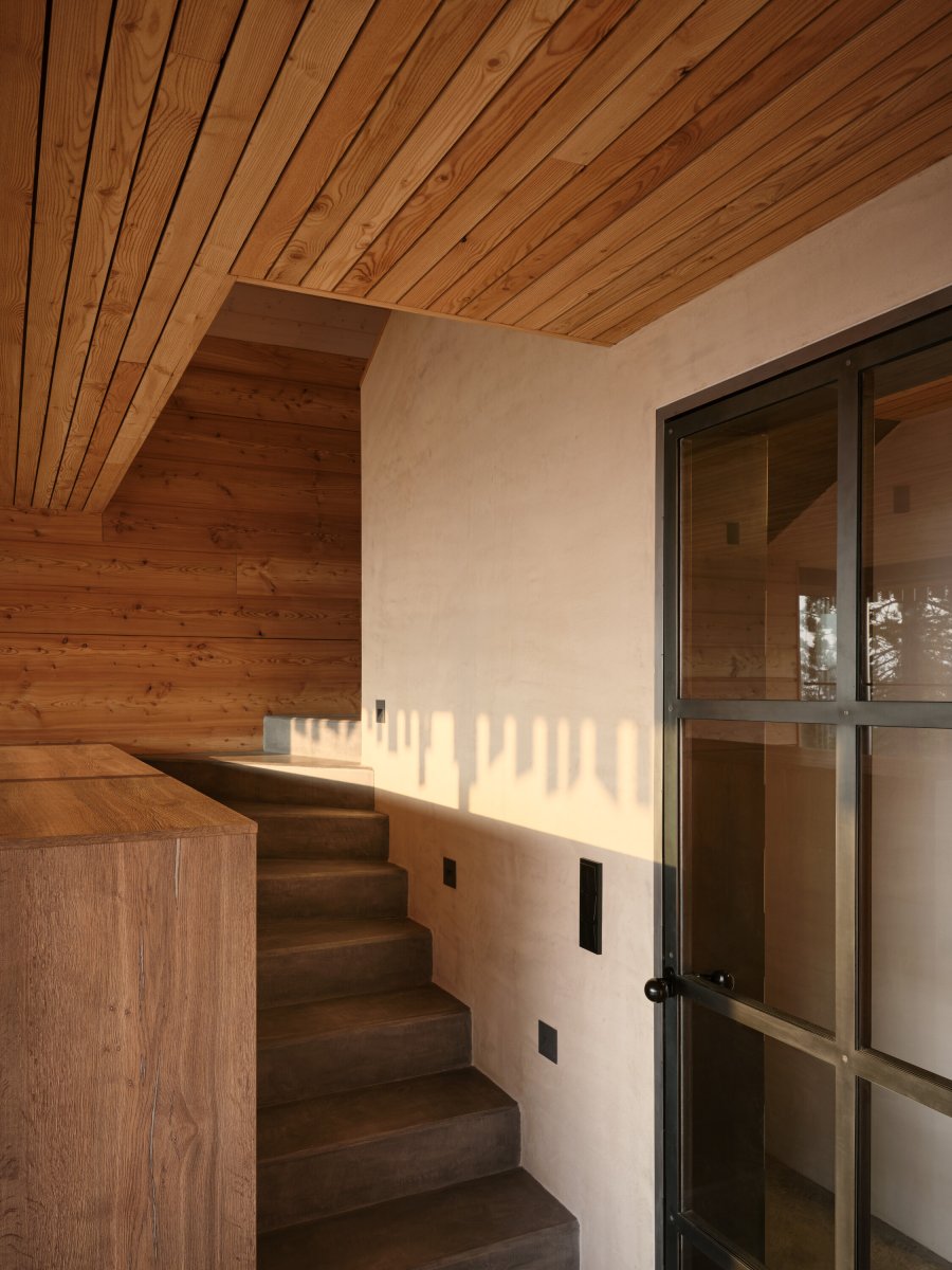 Schody do patra (Chata Kohútka od SENAA architekti)