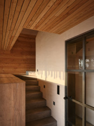 Schody do patra (Chata Kohútka od SENAA architekti)