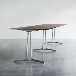 Stůl Skill se vyznačuje elegantním designem a navzdory tomu, že působí subtilně, je velmi odolný.