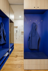 Byt v Praze-Vinohradech, Archistroj a Atelier HORIZONT: Vzhledem k dispozičnímu řešení bytu bylo potřeba dobře pracovat s chodbou, která je dlouhá a zpřístupňuje několik místností