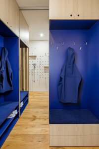 Byt v Praze-Vinohradech, Archistroj a Atelier HORIZONT: Vzhledem k dispozičnímu řešení bytu bylo potřeba dobře pracovat s chodbou, která je dlouhá a zpřístupňuje několik místností