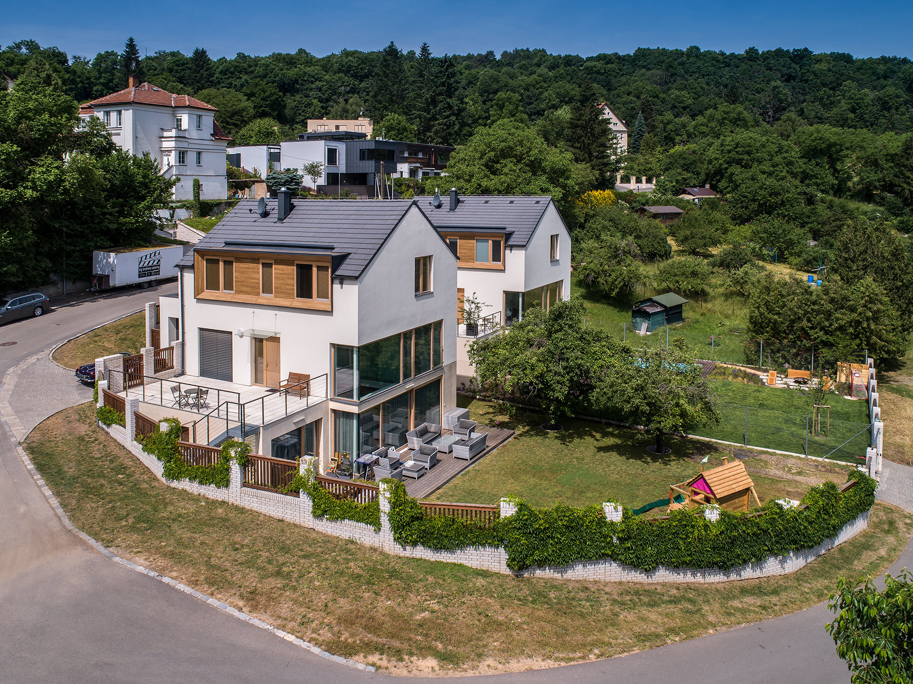 Rodinný dvojdům v Praze od studia SENAA