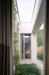 Do okolí ostatně vyhlížejí všechna atria domu, jsou celkem čtyři. (Dům s atrii v Nedvědicích, AOSI)