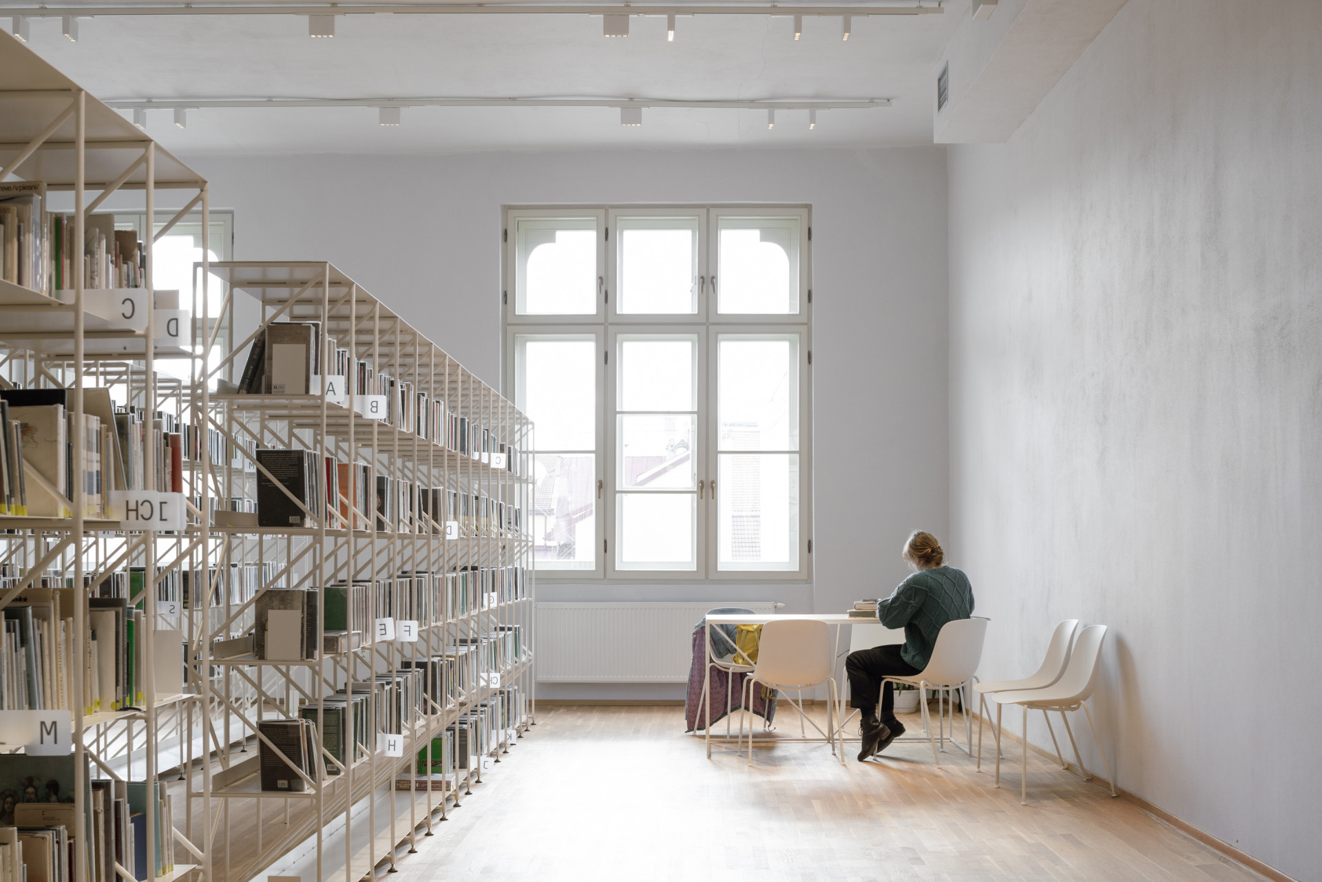 Jde však o víc, než police s knihami. Knihovna udržuje nezávislou kulturu a komunitní činnost v době, kdy je to na Slovensku čím dál těžší. Na předávacím ceremoniálu to vyjádřila ředitelka knihovny Iveta Hurná: „Fond na podporu umění je v troskách. Naše podpora je nejistá. Jsem ráda, že v našem městě, v našem kraji je tak nádherná knihovna. Knihy, čtení a literatura dělá lidi lepšími, moudřejšími a chápavějšími,“ řekla.